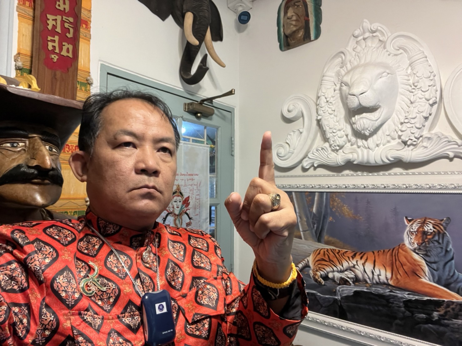"ศรีสุวรรณ" จ่อร้อง กกต.สอบ กก.บห.พรรคสีส้มดึงสถาบันมาหาเสียงหรือไม่ พรุ่งนี้
