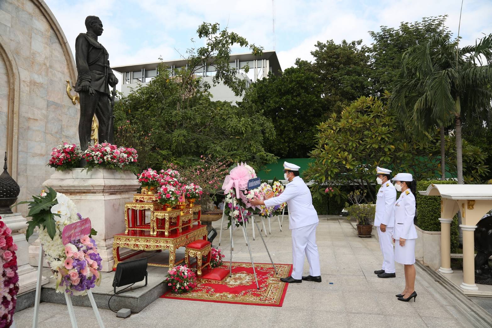 โรงงานไพ่ กรมสรรพสามิต เข้าร่วมพิธีวางพวงมาลาถวายสักการะพระบรมราชานุสาวรีย์ รัชกาลที่ 5 เนื่องในวันปิยมหาราช