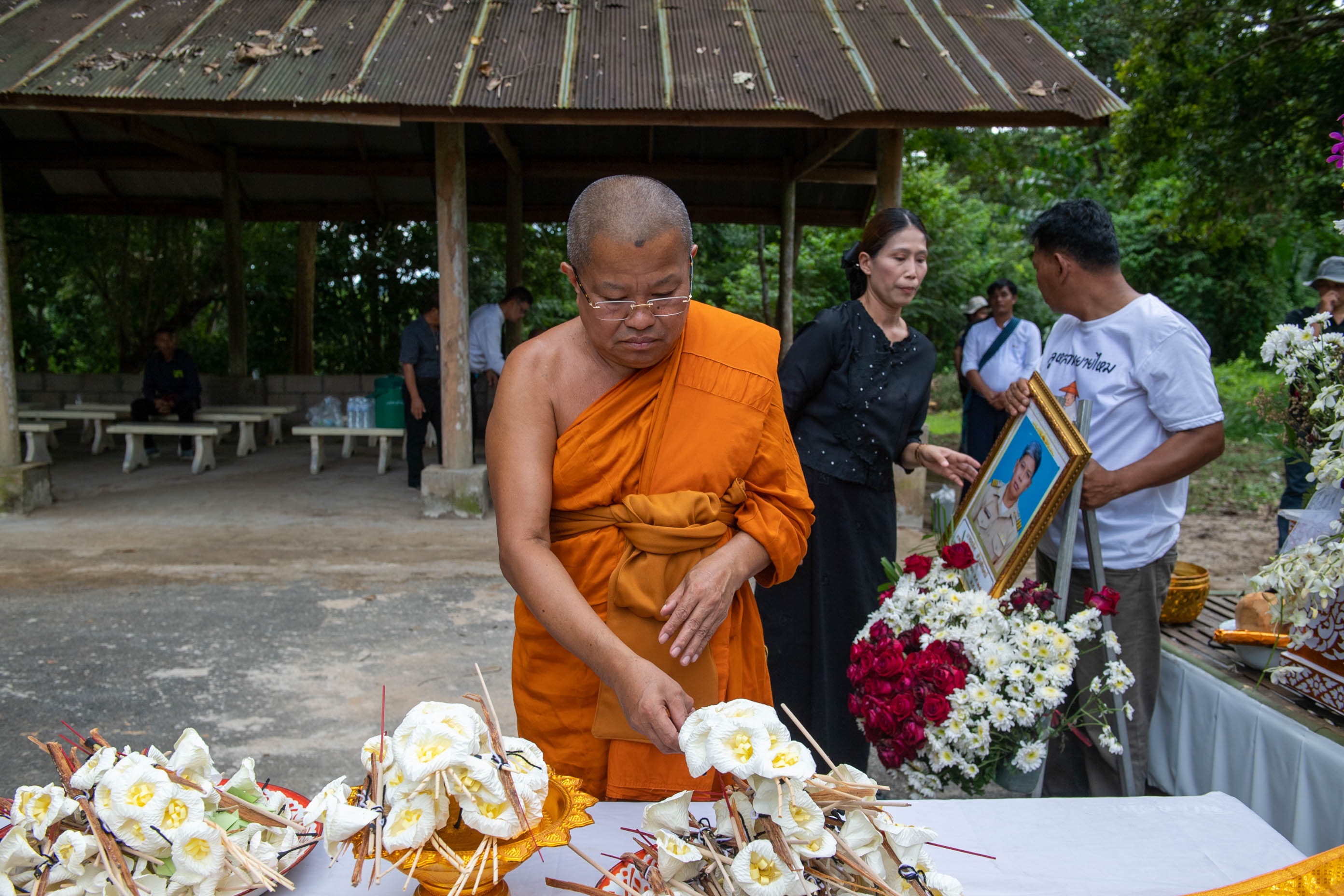  เจ้าอาวาสวัดพระธาตุดอยกองมู เป็นประธานในพิธีฌาปนกิจศพ ผู้ช่วยผู้ใหญ่บ้านห้วยขาน