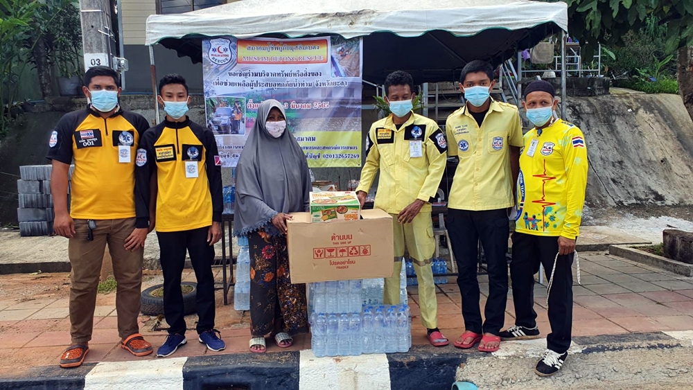 ธารน้ำใจชาวเบตง ขนเครื่องอุปโภคบริโภคช่วยบรรเทาทุกข์ผู้ประสบภัยน้ำท่วมยะลา-ปัตตานี