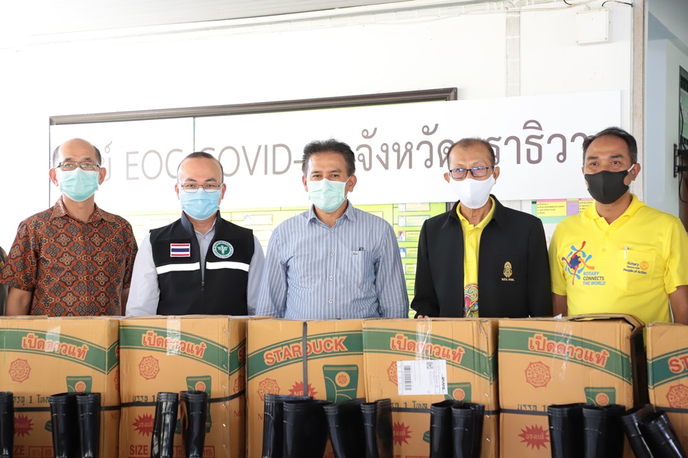  ผู้ว่าฯนราธิวาส รับมอบอุปกรณ์ป้องกัน COVID – 19 จากสโมสรโรตารีนราธิวาส