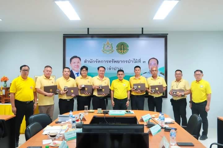 ผอ.สจป.3 (ลำปาง)มอบใบประกาศเกียรติคุณและเครื่องหมายเชิดชูเกียรติ รักษ์ป่า รักแผ่นดิน แก่ข้าราชการในสังกัด