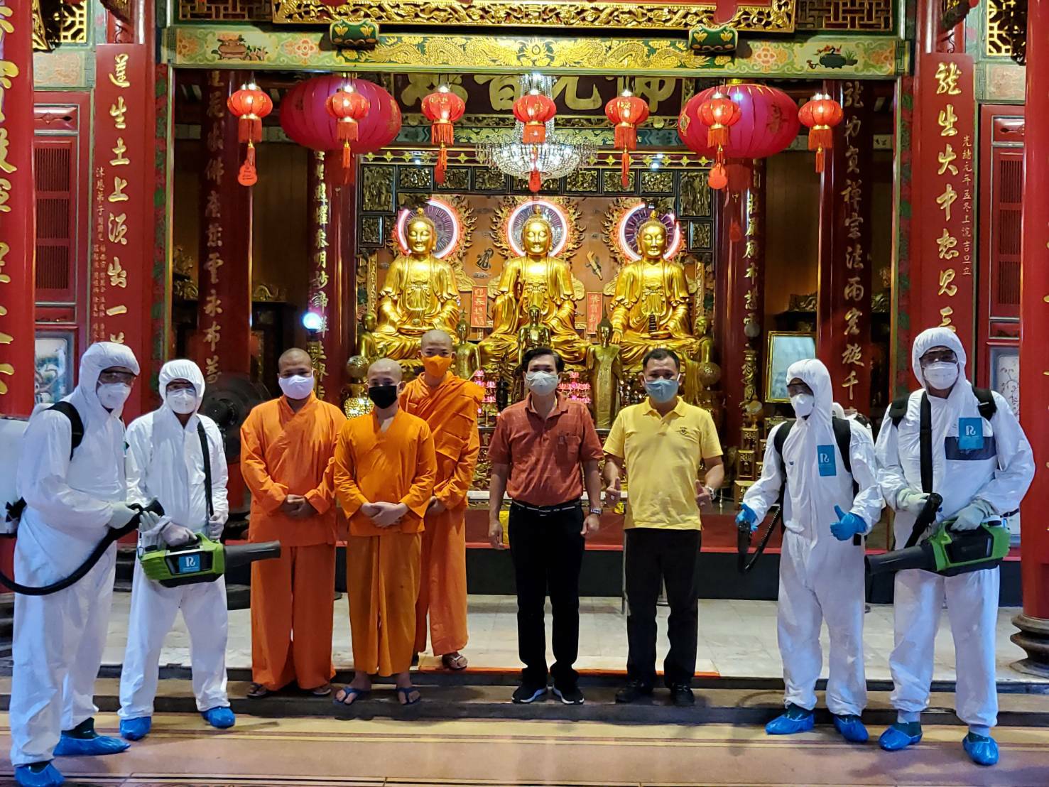 รองหัวหน้าพรรคประชาธิปัตย์นำทีมงานพ่นยาฆ่าเชื้อป้องกันโควิด-19 