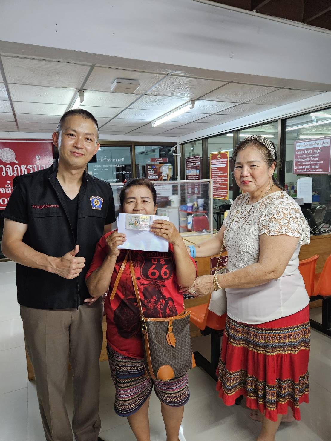 แม่ค้าอาหารตามสั่งดวงเฮง!! พลิกชีวิตเศรษฐีใหม่ ขอพรท้าวเวสสุวรรณวัดเนินสุข ถูกลอตเตอรี่รางวัลที่ 1