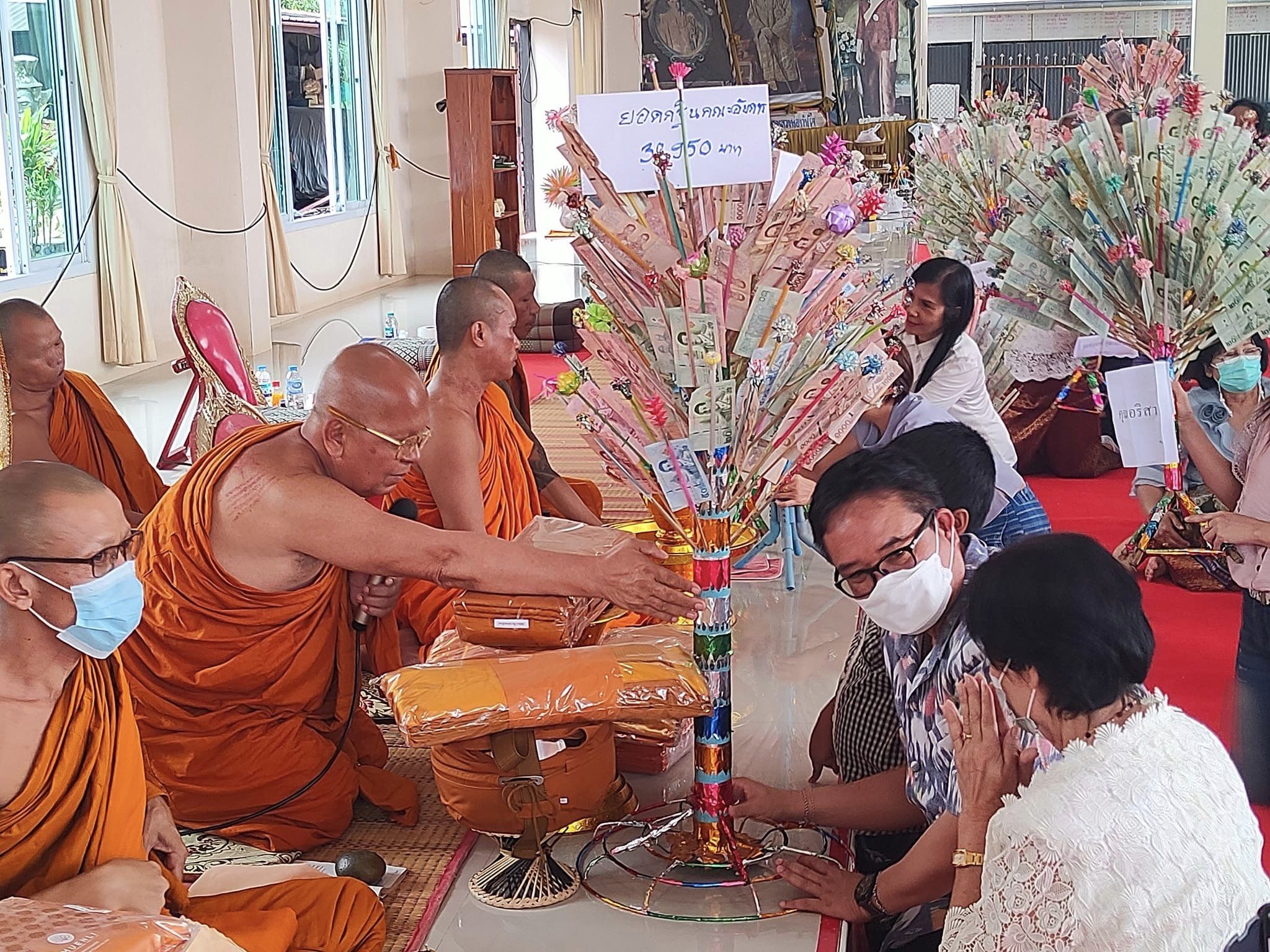 สุดคึกคักแห่กฐิน 2 วัดดังอุดรฯ ‘โบสถ์เรือสำเภา-ไอ้ไข่บันดาลทรัพย์’ คอหวยไม่พลาดส่องเลขเด็ดปลายกฐิน