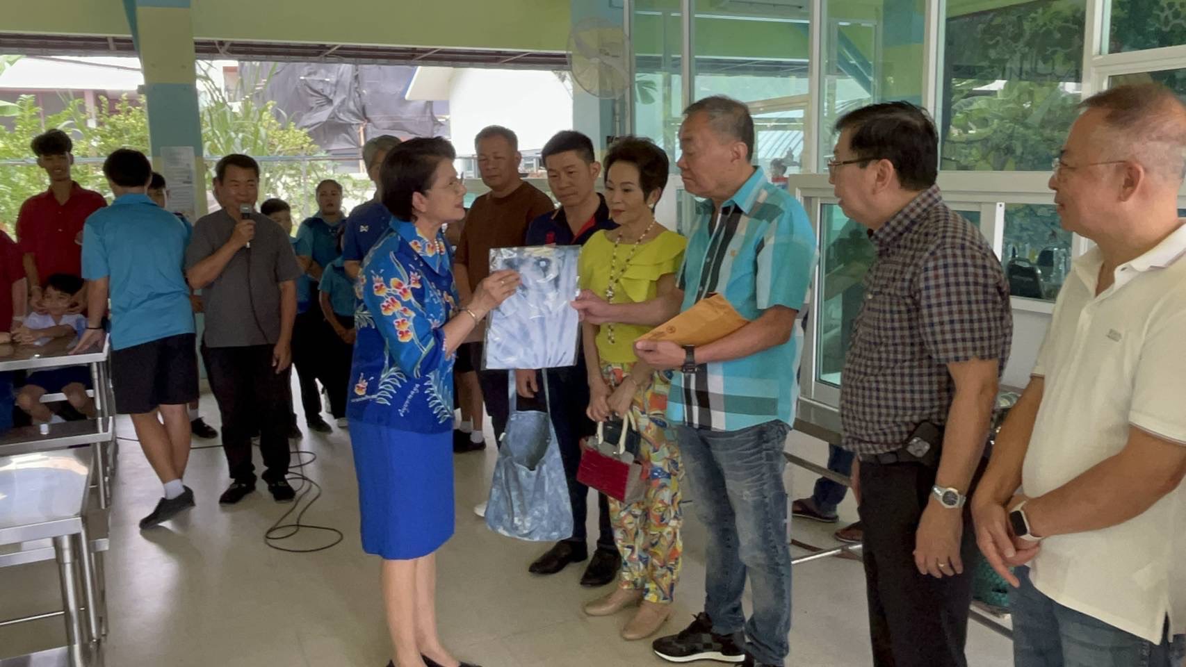ผู้ใหญ่ใจบุญ เจ้าของโรงงานพลาสติก(ตรางูเห่า) มอบอาหารกลางวันแก่เด็กนักเรียนโรงเรียนโสตศึกษาทุ่งมหาเมฆ  