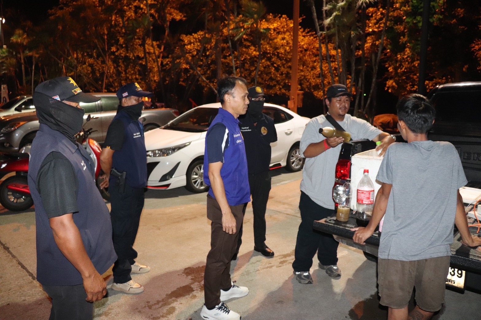ปลัดอำเภอ ลุยจับน้ำกระท่อมเปิดท้ายนั่งขายวัยรุ่น ริมหาดจอมเทียน