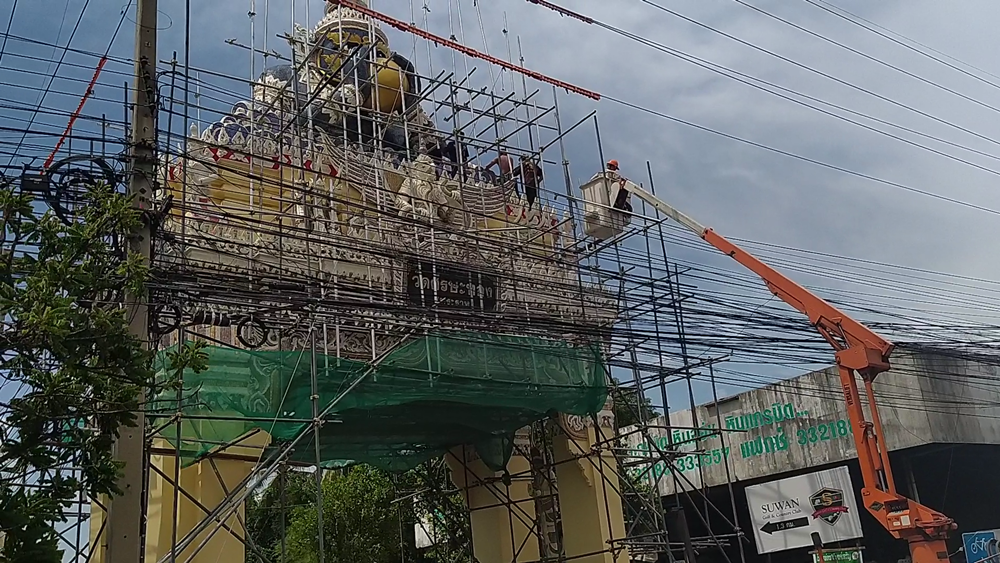 หนุ่มช่างปั้น รื้อนั่งร้านประตูวัดศีรษะทอง โดนสายไฟช็อตดับ 1 สาหัส 1 