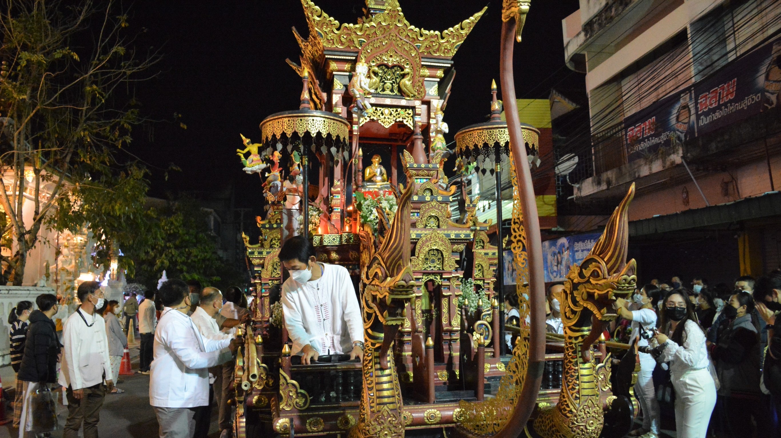 พุทธศาสนิกชนชาวจังหวัดเชียงราย ร่วมพิธี “ตักบาตรเป็งปุ๊ด”  ทำบุญเสริมสิริมงคล สืบสานประเพณีชาวล้านนา 
