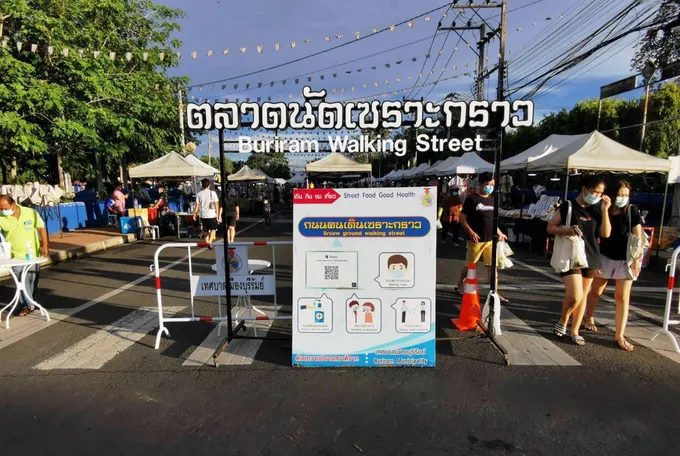 พิษโควิดยังหลอนบุรีรัมย์ เลื่อนเปิด “ถนนคนเดินเซราะกราว” ออกไปไม่มีกำหนด นำเงินกองทุน ช่วยพ่อค้าแม่ค้า รายละ 500