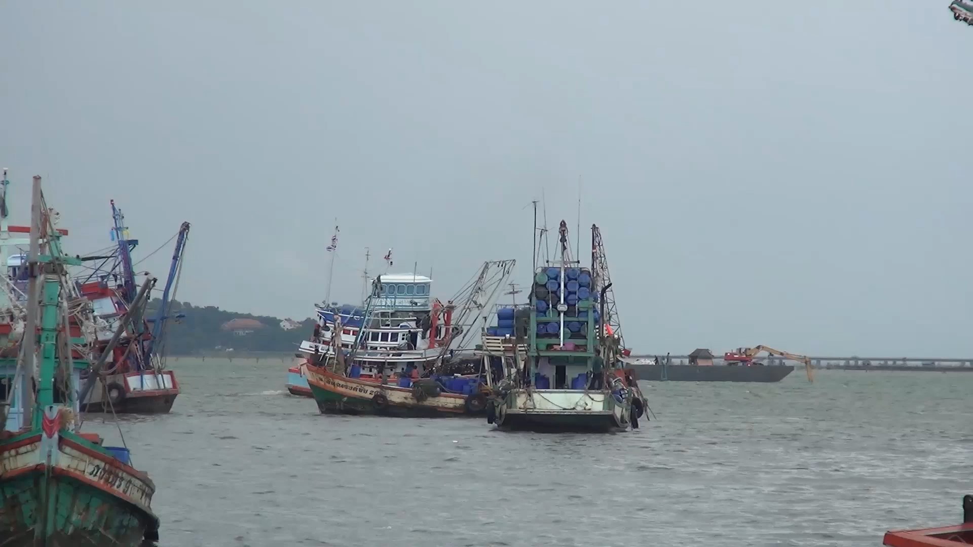 เรือประมงทั้งขนาดเล็ก และขนาดใหญ่ใน จ.สงขลา ทยอยกลับเข้าฝั่ง และขนถ่ายสินค้าสัตว์น้ำ ก่อนจอดเทียบท่าตามท่าเทียบเรือต่างๆ 