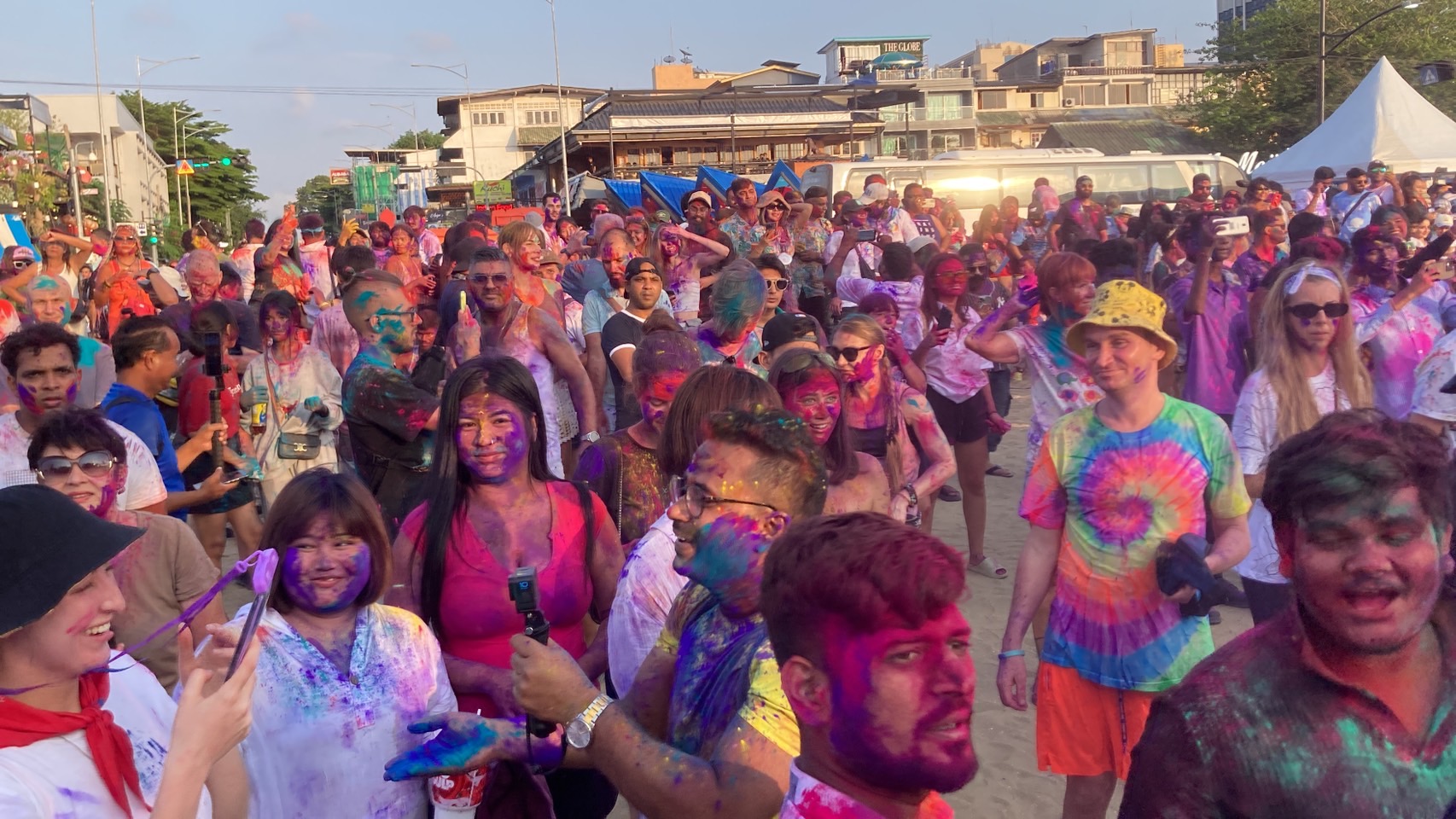 นายกพัทยาเปิดเทศกาลสาดสี Holi Festival Pattaya 2024 ริมทะเลคึกคัก