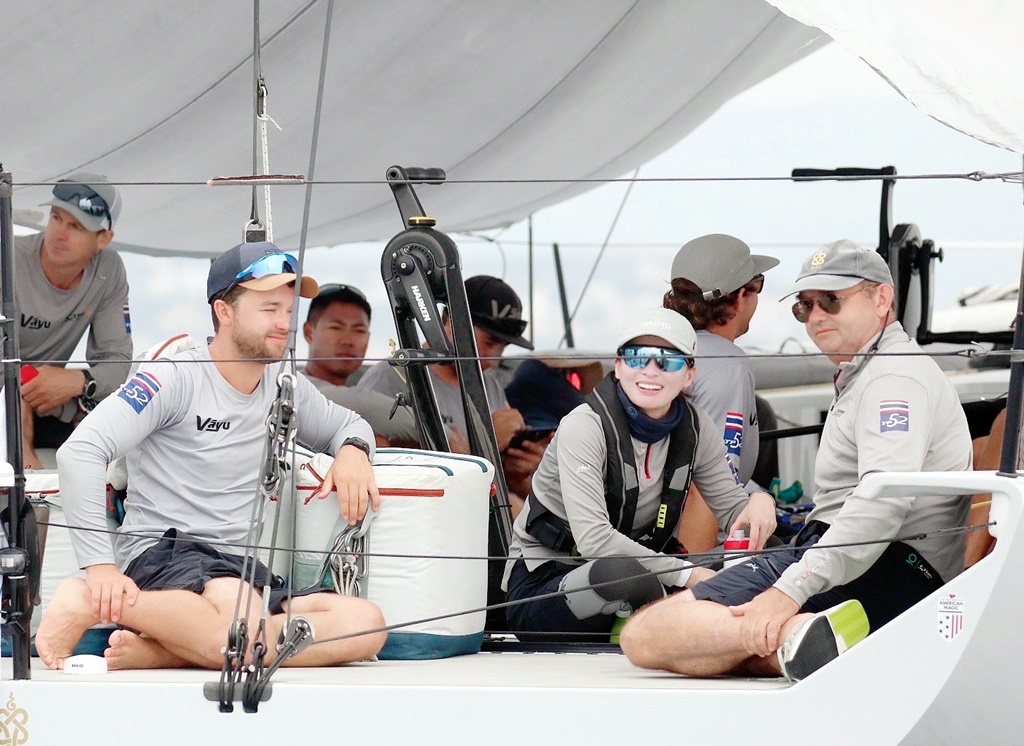"พระราชินี" ทรงร่วมแข่งขันเรือใบ 52 Super Series Sailing Week วันสุดท้าย ทรงสู้ไม่ถอย แม้อากาศไม่เป็นใจ