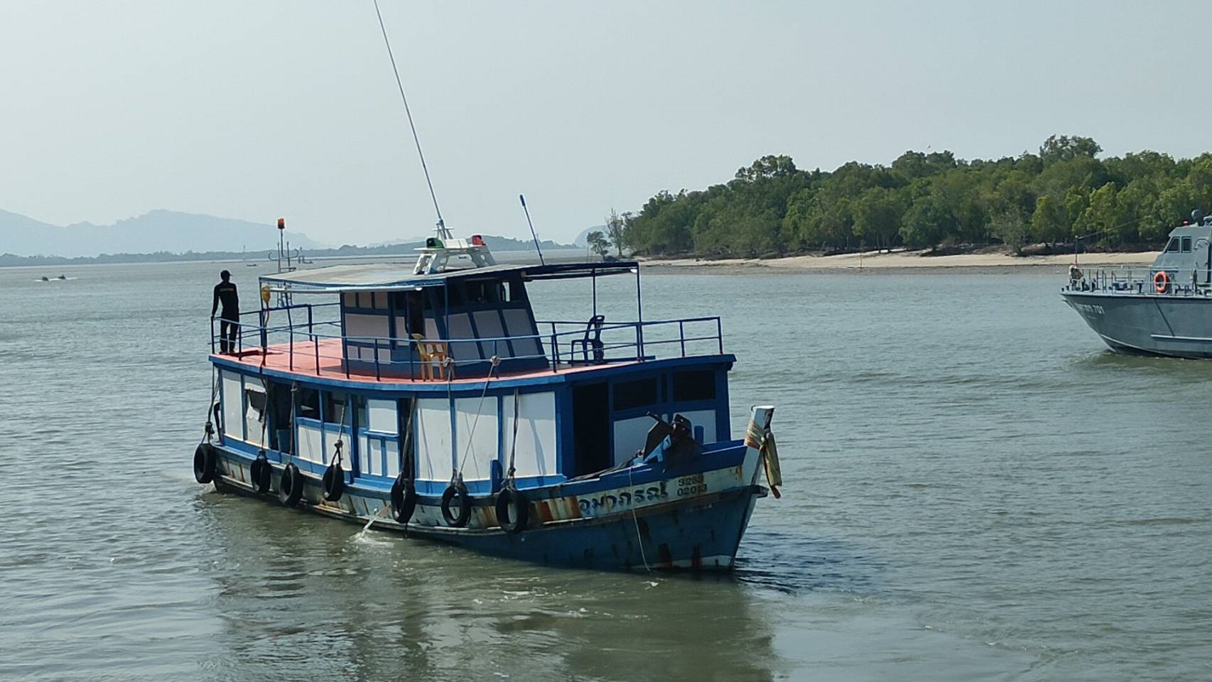 สตูลยึดเรือดัดแปลงเป็นร้านสะดวกซื้อ ขายกลางทะเลใกล้เกาะหลีเป๊ะ ซุกน้ำมันเถื่อน 5,000 ลิตร 