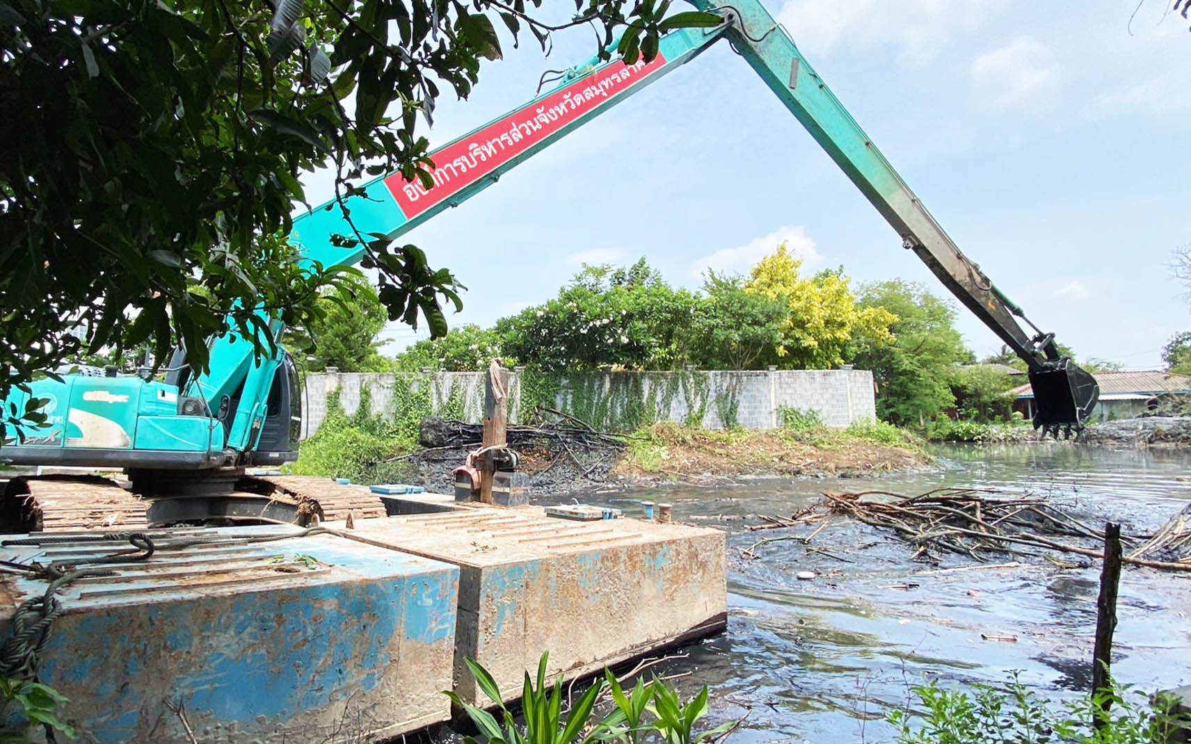 อบจ.มหาชัย ลุยขุดลอกลำน้ำขยายช่องทางระบายช่วย "คลองกระทุ่มแบน" อุดตันเน่าเสีย 