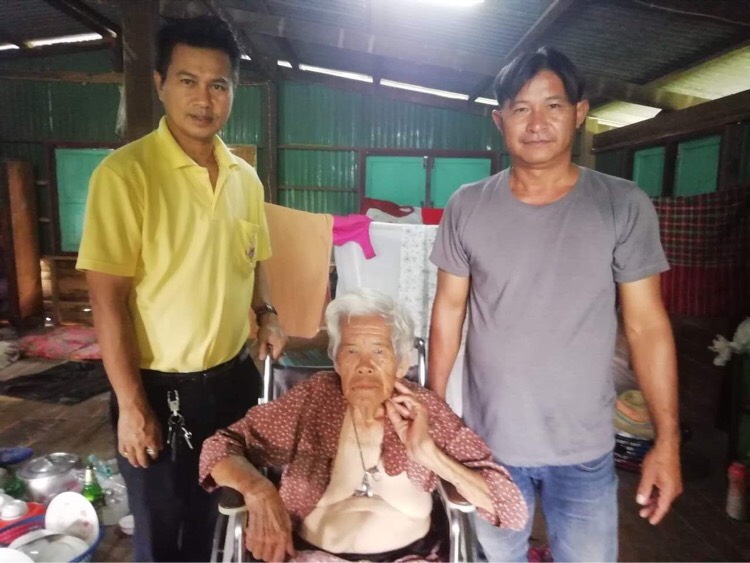 "ทต.เพชรเมืองทอง" มอบรถวิลแชร์ ให้กับคนพิการ ผู้สูงอายุ 