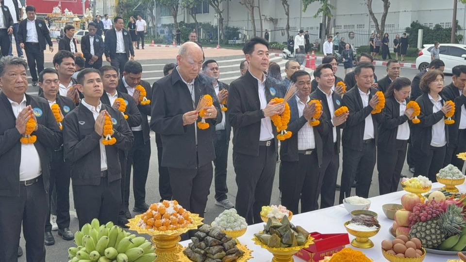 “นายกเบียร์” นำทีมผู้บริหารเมืองพัทยา สักการะสิ่งศักดิ์สิทธิ์ขอพรหลังครบวาระ ก่อนเปิดรับสมัครเลือกตั้ง 