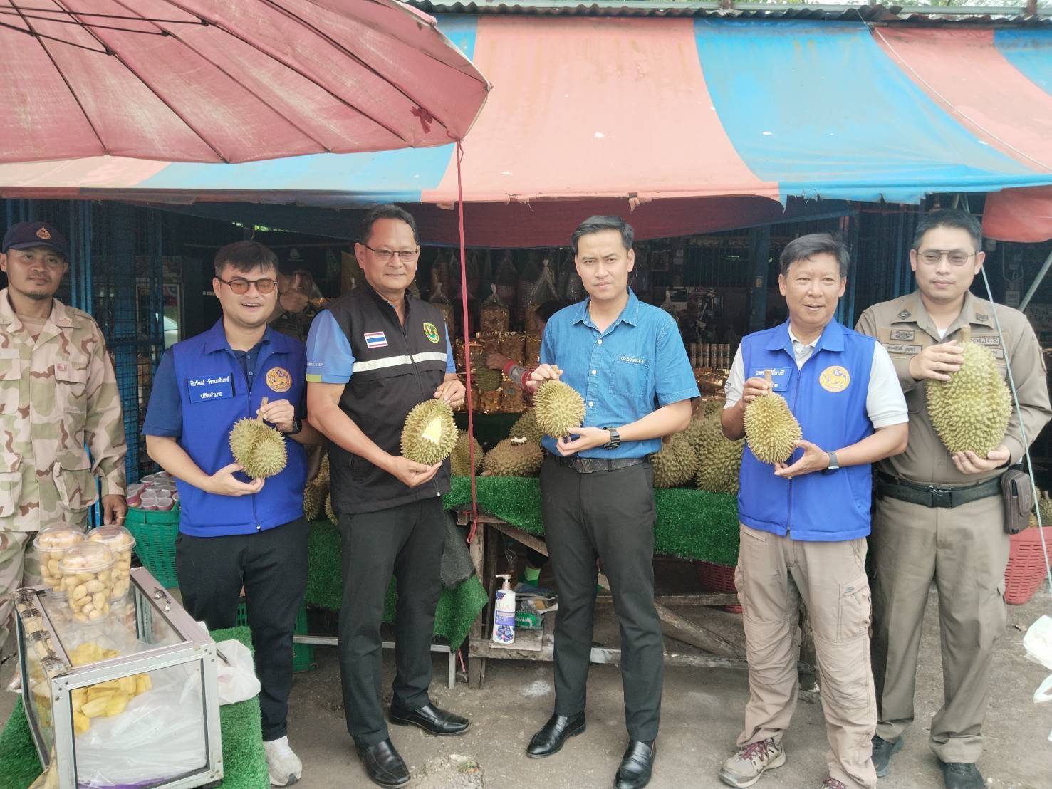 ฝ่ายปกครองอำเภอวังจันทร์จับมือเกษตรอำเภอตรวจแผงขายทุเรียนในพื้นที่