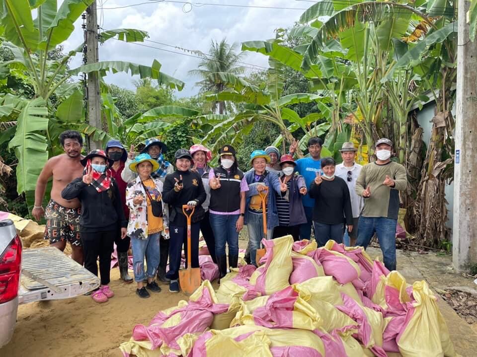 รองผู้ว่าราชการจังหวัดอ่างทอง ลงพื้นที่ตรวจติดตามสถานการณ์น้ำท่วมในพื้นที่ อำเภอป่าโมก และอำเภอเมืองอ่างทอง