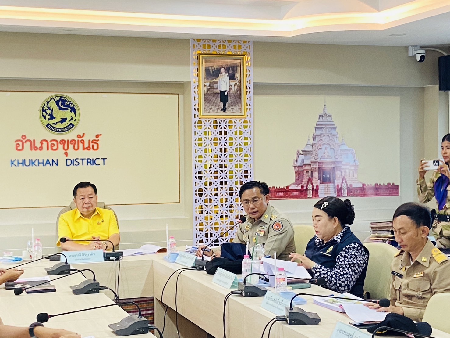 ปลัดจังหวัดศรีสะเกษ ลงพื้นที่ตรวจติดตามภารกิจและขับเคลื่อนโครงการเฉลิมพระเกียรติ ร.10