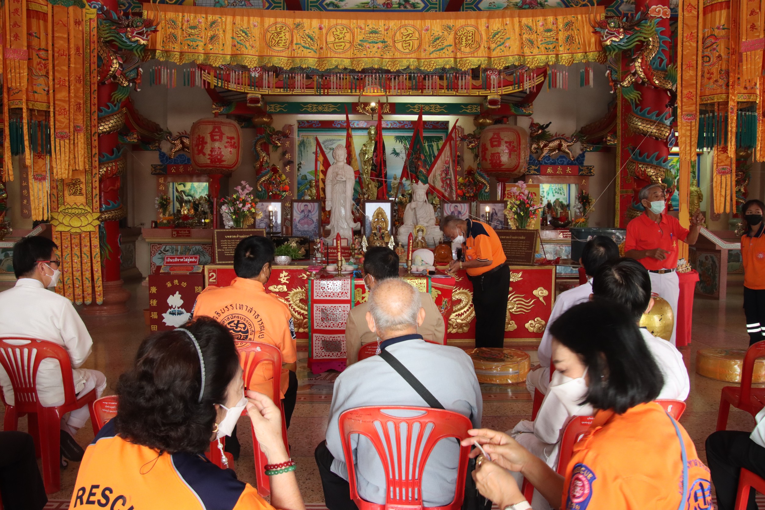  มูลนิธิบรรเทาสาธารณภัยแม่ฮ่องสอน จัดงานบุญมหากุศลเทวสถานวิหารเจ้าแม่กวนอิม บูชาโพธิสัตว์กวนอิม​ แจกข้าวสารอาหารแห้งและผ้าห่มให้คนยากจน 
