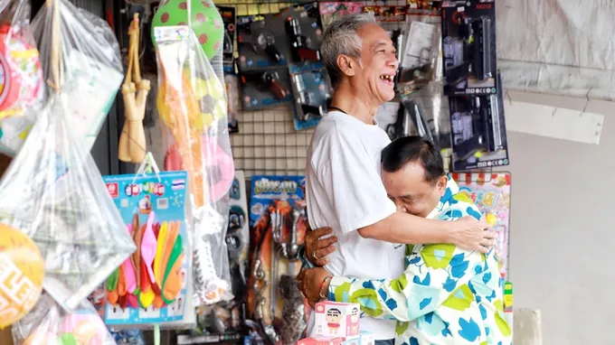 "ลุงชาญ" ลุยหาเสียง เคาะประตูบ้านขอคะแนน ชาวบ้านสงสัยคำตัดสิน กกต.