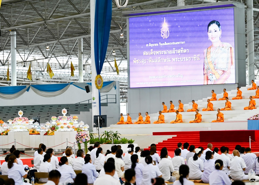 พสกนิกรปทุมธานี 20,000 คน ร่วมปฏิบัติธรรมถวาย "พระราชินี"