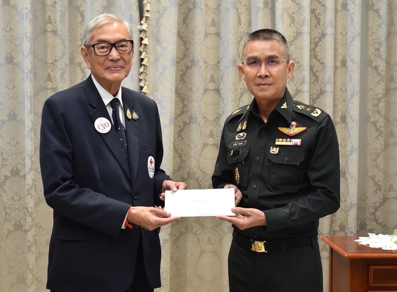 “วปอ. - สถาบันพระปกเกล้า” มอบเงินฟุตบอลประเพณี ”รักเมืองไทย” เพื่อสนับสนุนในการขับเคลื่อนภารกิจสภากาชาดไทย