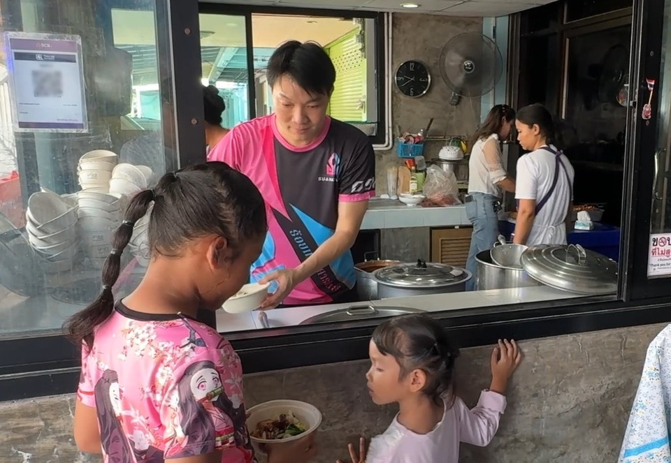 ร้านก๋วยเตี๋ยวบ้านพ่อ แจกก๋วยเตี๋ยว–ข้าวฟรี 1,000 ชาม ถวายเป็นพระราชกุศล "วันนวมินทรมหาราช"