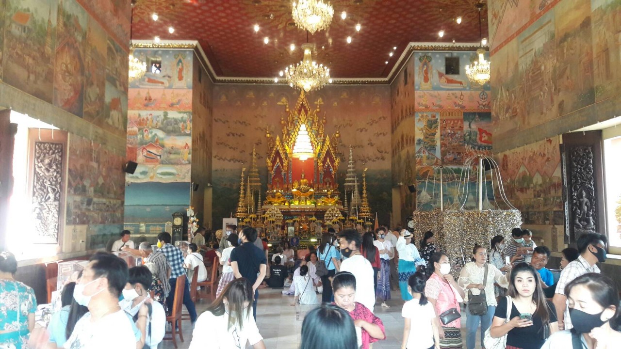 แน่นวัด!! นักท่องเที่ยวร่วมทำบุญไหว้พระวันออกพรรษา ขอพรหลวงพ่อพระใส พระคู่เมืองหนองคาย ก่อนเดินทางรอชมบั้งไฟพญานาค