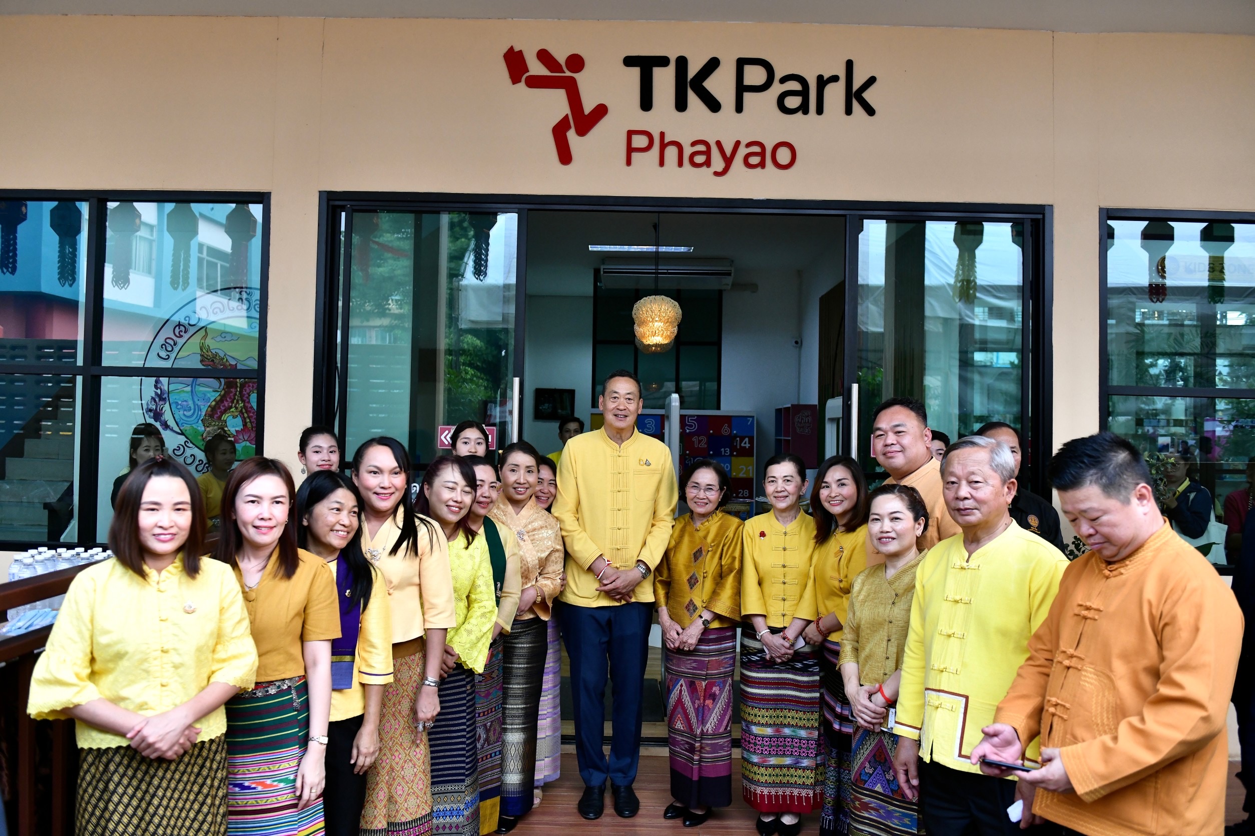 “นายกฯ” นั่งรถรางเยี่ยมชมอุทยาน TK Park ชาวบ้านตะโกน รูปหล่อ ก่อนโชว์ปิ้งข้าวเกรียบว่าว “ธรรมนัส” เลี้ยงขันโตกริมวิวกว๊านพะเยา