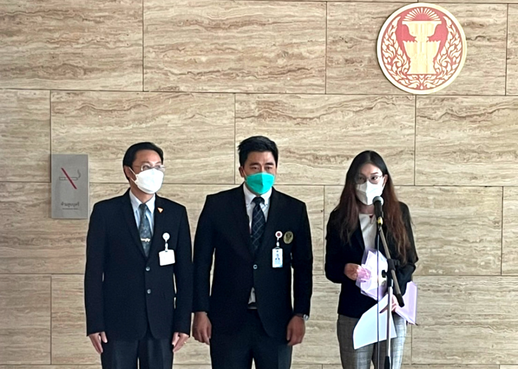 นักศึกษา มธ. ร้องสภาฯ ถูกเลือกปฏิบัติ ห้ามแต่งกายชุดผู้หญิงตามเพศสภาพ  