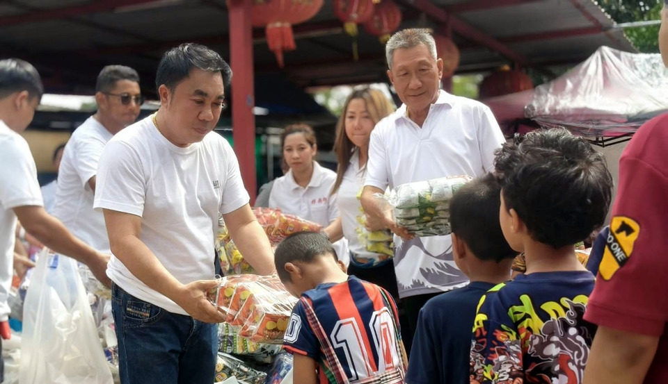 ศาลเจ้าเตียวหุยศรีราชาเทกระจาดใหญ่ แจกข้าวสาร 746 ถุง ผู้ยากไร้กว่า 700 คนแห่ส่องเลขเด็ด