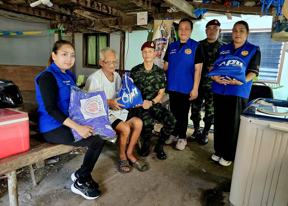 ค่ายวชิราลงกรณ์ลงพื้นที่ช่วยกลุ่มเปราะบาง มอบถุงยังชีพ-ผ้าห่ม 20 ครัวเรือน