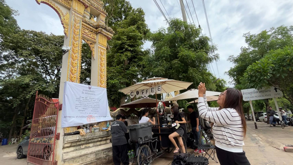 "ขอนแก่น" คึกคัก! นักท่องเที่ยวไทย-เทศแห่เช็กอิน “วัดป่าอดุลยาราม” ให้กำลังใจเจ้าอาวาส 