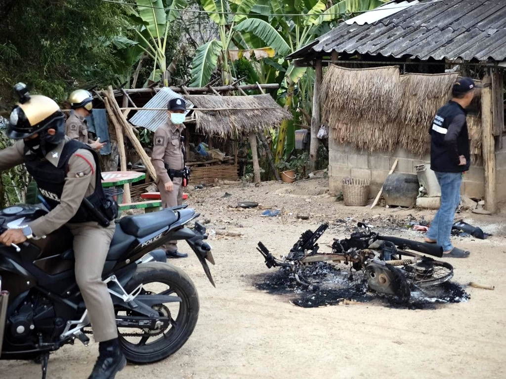 ชายคลุ้มคลั่งเผา จยย.-ขู่ทำร้ายบุพการี เร่งล่าตัวด่วน