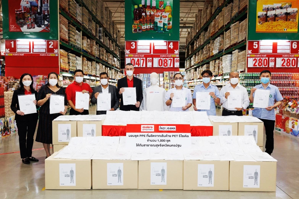 แม็คโคร จับมือ อินโดรามา เวนเจอร์ส ส่งมอบชุด PPE ผลิตจากขวดน้ำดื่มรีไซเคิล ให้แก่สำนักงานสาธารณสุขนครปฐม 