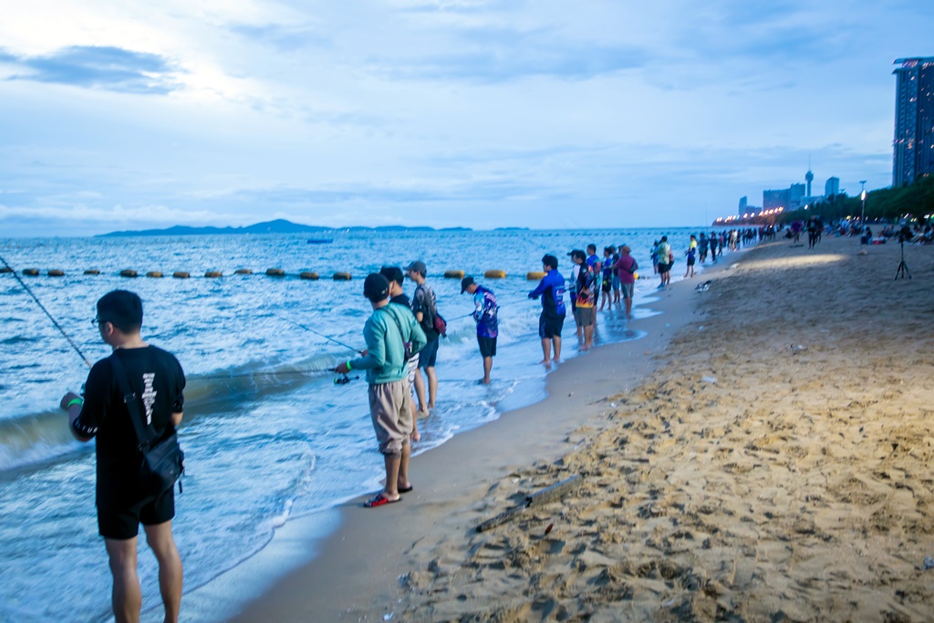คึกคัก!! คนนับร้อยแห่แข่งตกปลาหมึกริมหาดจอมเทียน