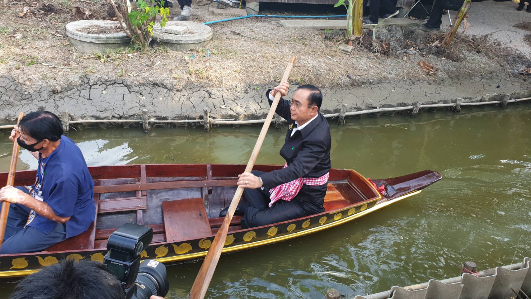 'บิ๊กตู่' รำลึกบ้านสวนลงพายเรือในคลอง บอกมีความสุขเห็นบรรยากาศเก่าๆ -ทุกคนรักสามัคคี 