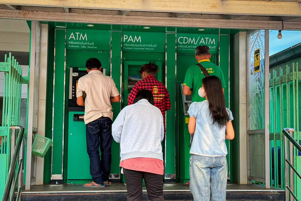 ชาวตราดปลื้ม! เงินเยียวยาเข้าแล้ว 2,000 บาท ทยอยกด ATM ใช้จ่ายครัวเรือน