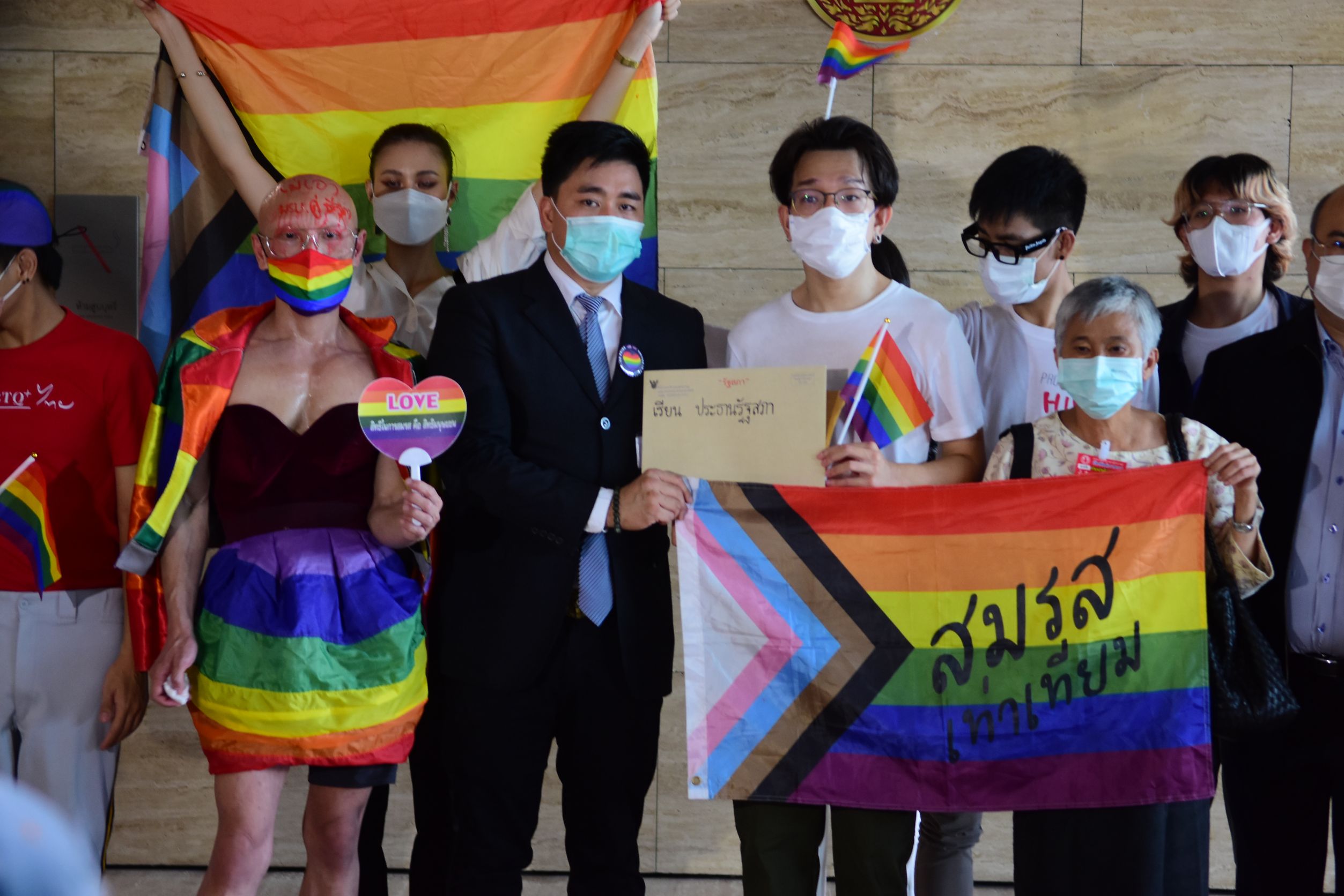 "ภาคีสีรุ้ง" บุกจี้สภาฯรับร่างสมรสเท่าเทียม​  ขู่ร่างฯไม่ผ่านนัดแสดงพลังหอศิลป์ฯเย็นนี้ 