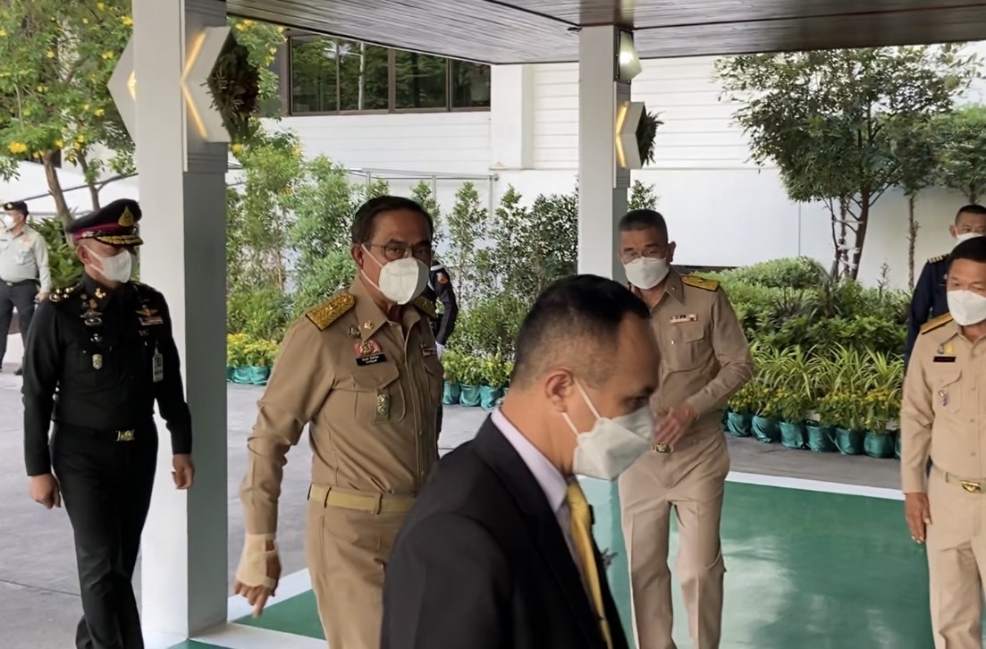 “บิ๊กตู่” เปลี่ยนใจ เข้าประชุมอผศ. หลัง หวั่นกระทบเปิดตัวการเมือง ปัดตอบตัดสินใจลงปาร์ตี้ลิสต์ “รทสช.” หรือยัง