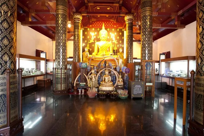 ชมโบราณวัตถุล้ำค่าถวายแด่พระพุทธชินราช