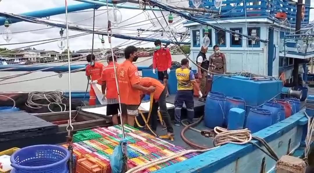 ลูกเรือประมงเครียดลูกเมียทิ้งกลับบ้าน กระโดดลงทะเลหายไป 3 วันพบลอยอืด