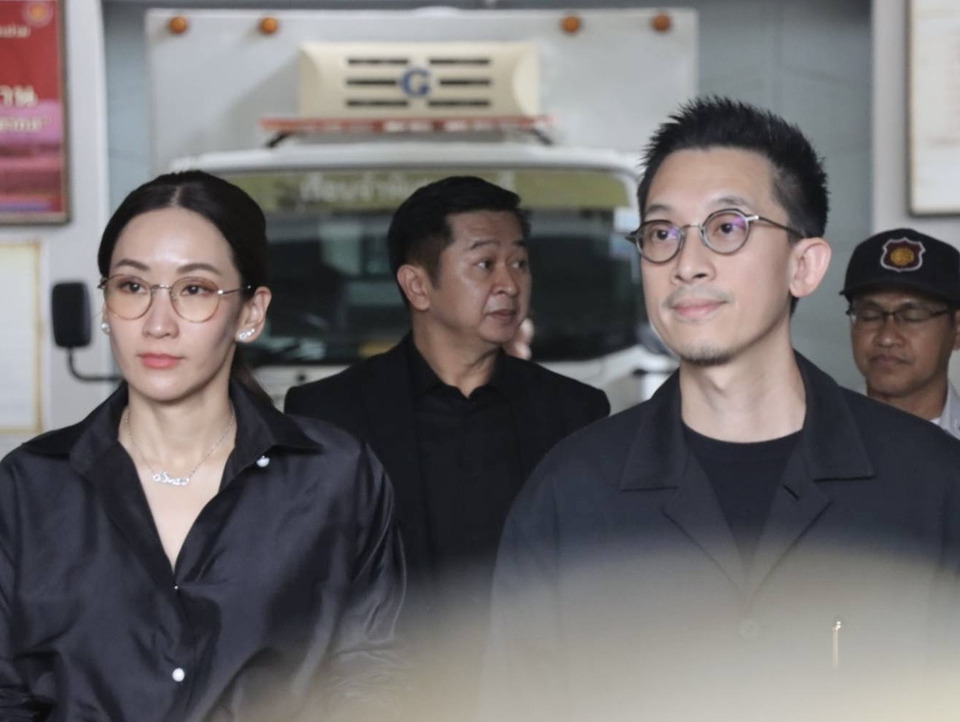 “เอม-สามี” เข้าเยี่ยม “ทักษิณ” ครั้งที่ 12 เผยปรับตัวได้ดีมีปัญหาความดันเล็กน้อย