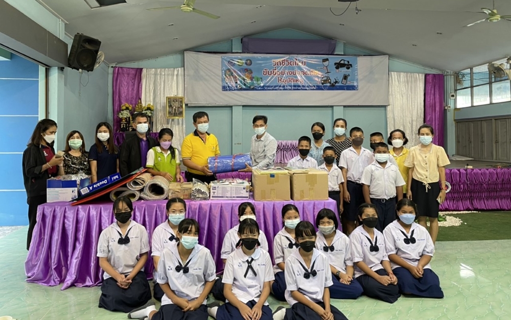 ร้านสหกรณ์ม.บูรพา จับมือสหกรณ์จังหวัดชลบุรี มอบอุปกรณ์การศึกษาแก่ รร.ต้นแบบด้านกิจกรรมสหกรณ์นักเรียน