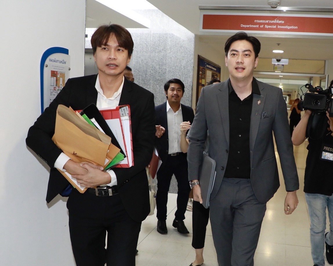 'ฟิล์ม รัฐภูมิ' หอบเอกสารเข้าให้ปากคำดีเอสไอ หลังเส้นทางการเงินพัวพันกับผู้ต้องหาสำคัญ Forex-3D กว่า 6 ล้าน
