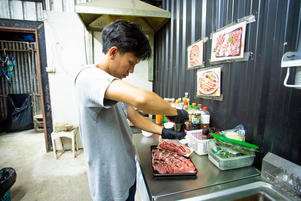 เด็กหนุ่มสานฝัน ร้านปิ้งย่างเล็กๆ สไตล์ธรรมชาติบำบัดเมืองพัทยา ที่คัดสรรเนื้อคุณภาพดี