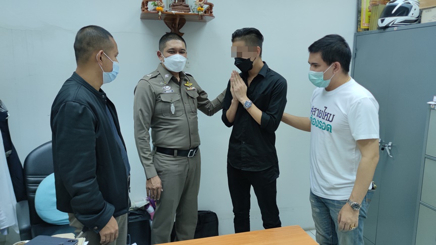 โอละพ่อ! หนุ่มนายแบบเข้าขอโทษตำรวจหลังแจ้งเพจดังถูกทำร้าย เหตุไม่ยอมให้ตรวจปัสสาวะ