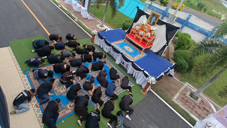 นายกเทศมนตรีเพชตรเมืองทอง นำคณะผู้บริหาร กราบแสดงความอาลัย 'พระบรมราชชนนีพันปีหลวง'
